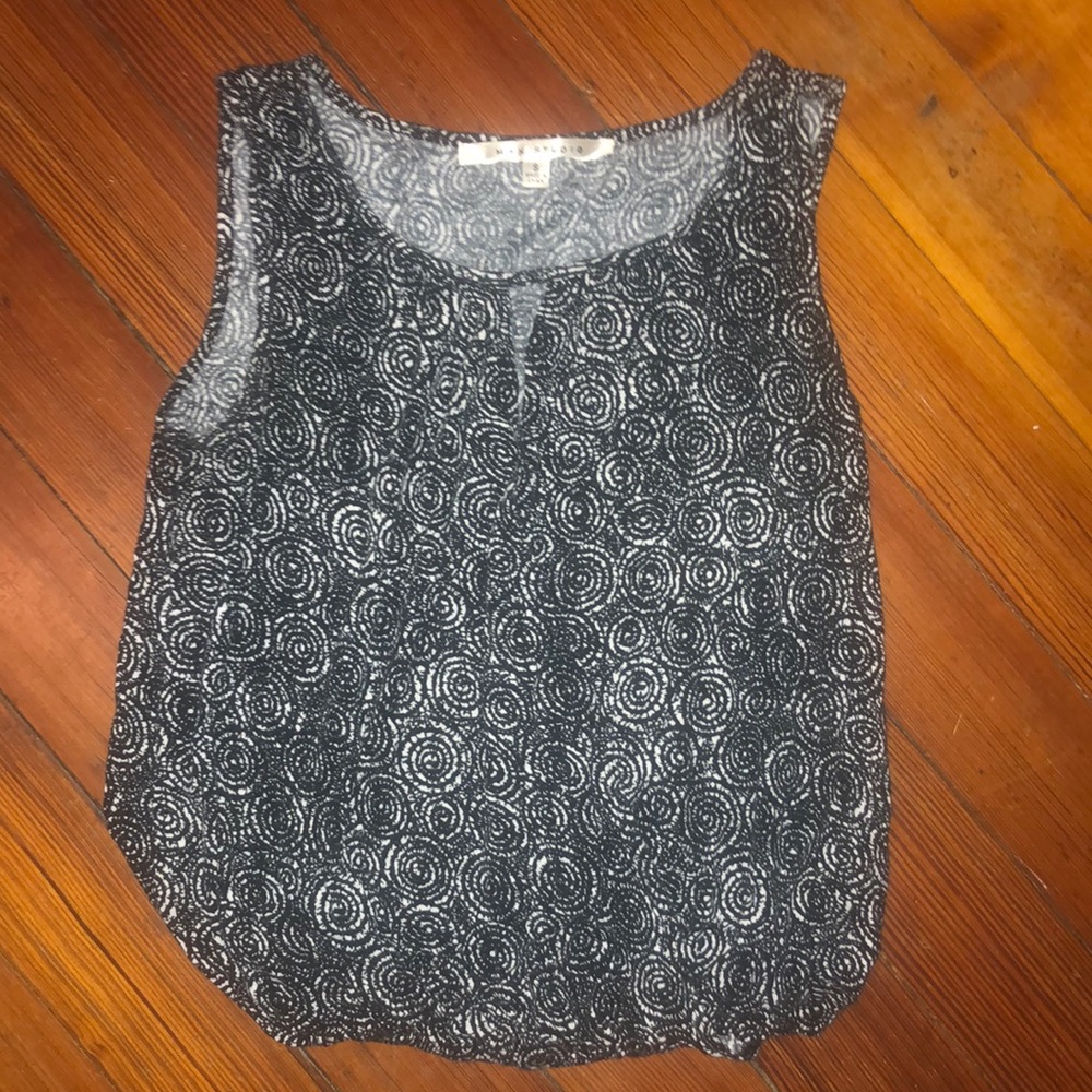 Small Max Studio black/white printed blouse with split front and elastic bottom